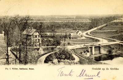 17999 Gezicht op de Grebbesluis in de Grift te Grebbe, vanaf de Grebbeberg, met links villa Grebbestein.